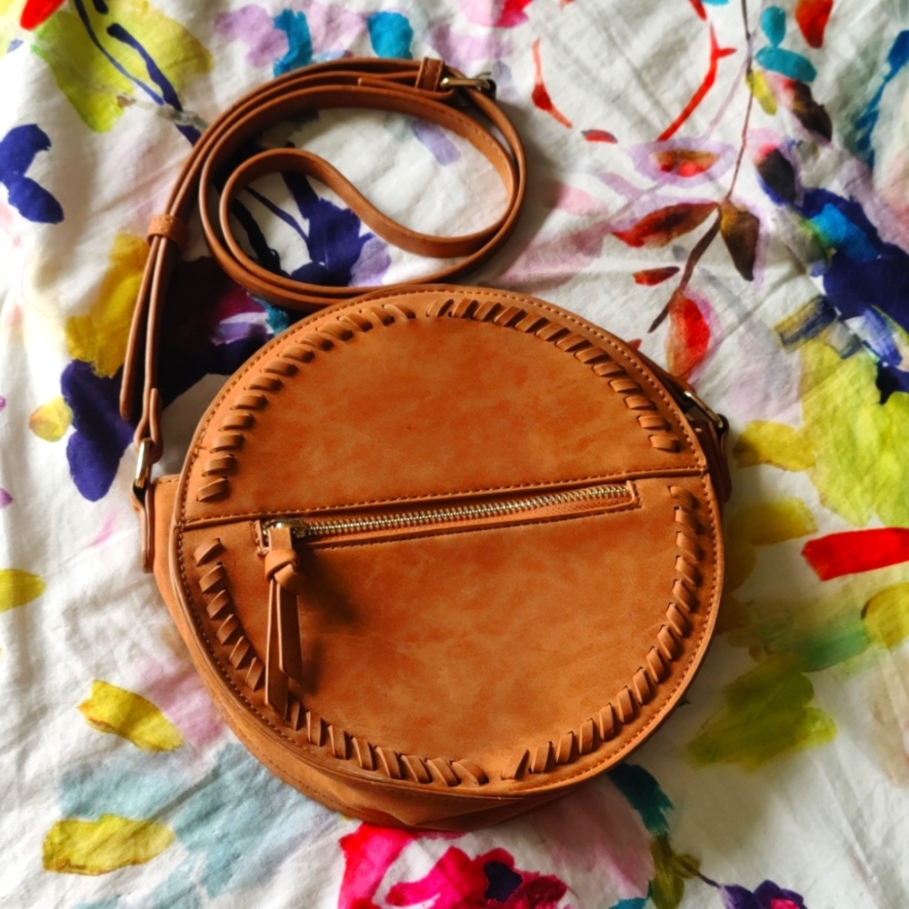 Super cute tan woven round purse